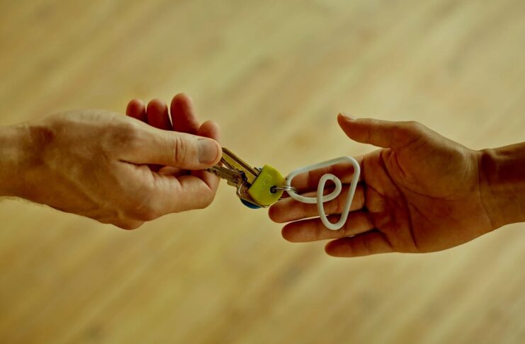 Airbnb, chi affitta potrà inviare agli ospiti codici per sbloccare serrature elettroniche