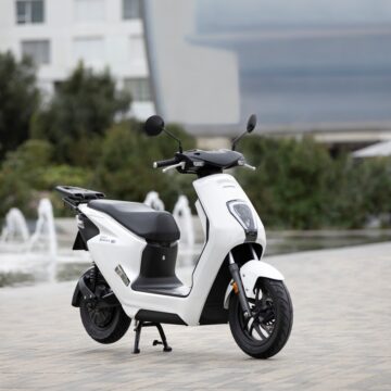 Honda, anche in Italia lo scooter elettrico EM1 e