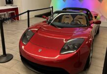 Sam Altman aspetta da 7 anni la Tesla Roadster, vuole annullare l’ordine ma non ci riesce Tesla rende open source design e progettazione di Roadster