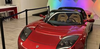 Tesla rende open source design e progettazione di Roadster