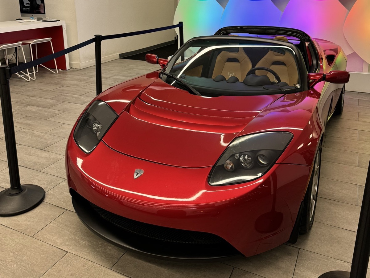 Tesla rende open source design e progettazione di Roadster Tesla rende open source design e progettazione di Roadster