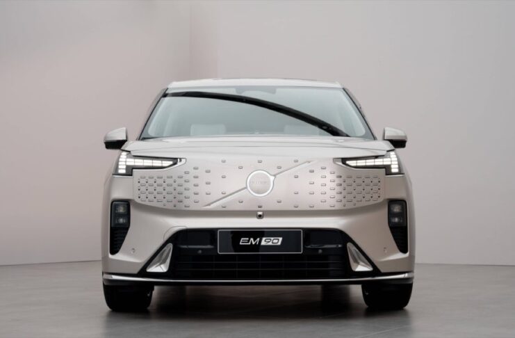 Volvo EM90 è la monovolume elettrica di lusso con super autonomia