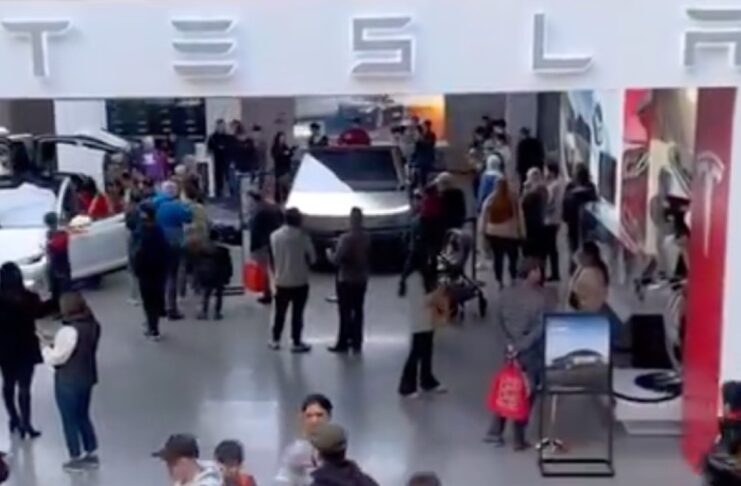 Tesla Cybertruck si ama o si odia ma in USA tutti in fila per vederlo