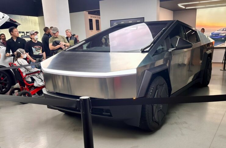Tesla Cybertruck si ama o si odia ma in USA tutti in fila per vederlo