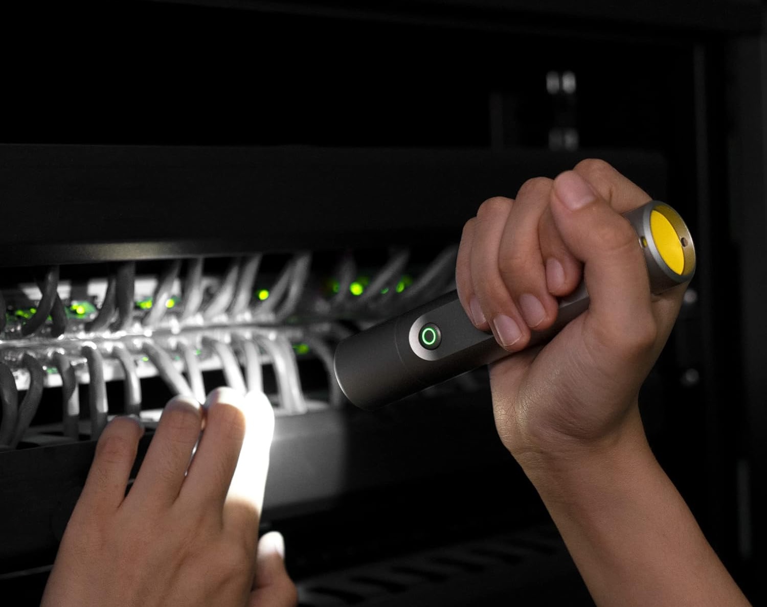 La torcia a LED HOTO a tre modalità in sconto Black Friday a 19 euro su Amazon