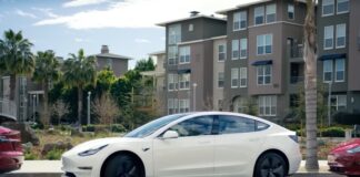 Tesla lavora alla funzione per parcheggiare con un tap