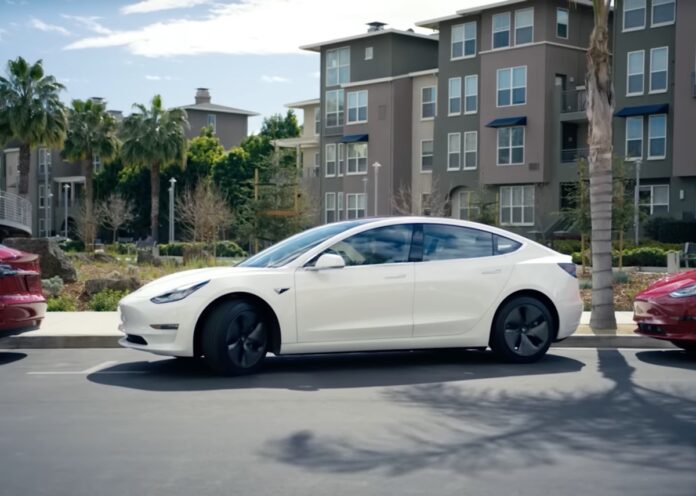 Tesla lavora alla funzione per parcheggiare con un tap