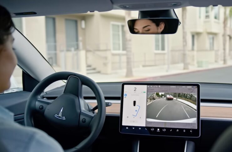 Tesla lavora alla funzione per parcheggiare con un tap