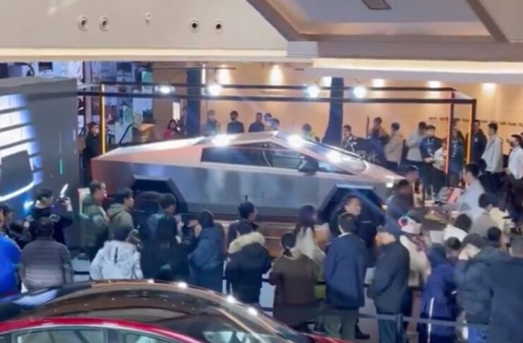 Cybetruck fa innamorare la Cina, tutti in fila per vederlo