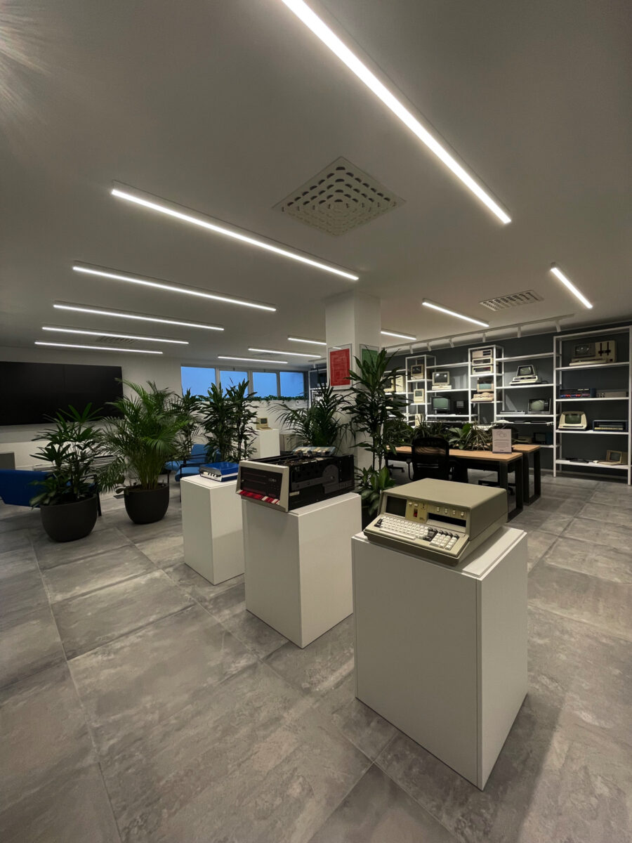 Da Macintosh a Vision Pro: un viaggio temporale nel M’useum della tecnologia dove il passato racconta il presente e il futuro