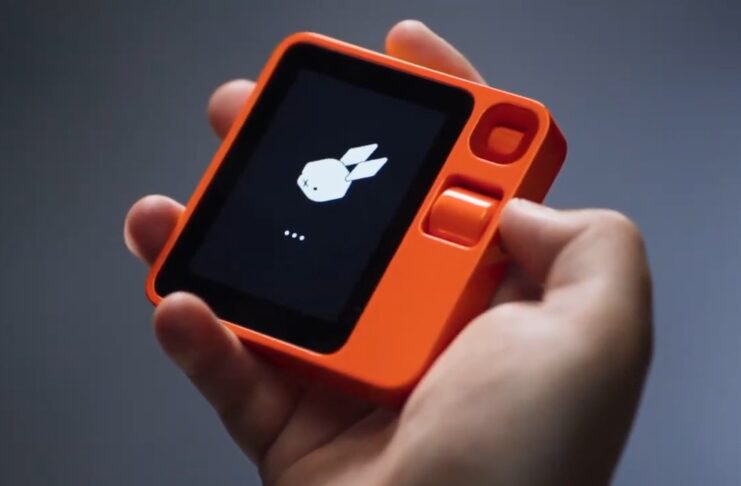 Rabbit R1 è un assistente portatile con l'AI che mira a sostituire lo smartphone