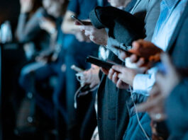 Bambini con smartphone: obesi, depressi ed insonni Metà degli adolescenti britannici ritiene di essere dipendente dai social media