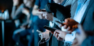 Metà degli adolescenti britannici ritiene di essere dipendente dai social media