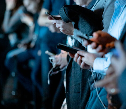 Metà degli adolescenti britannici ritiene di essere dipendente dai social media