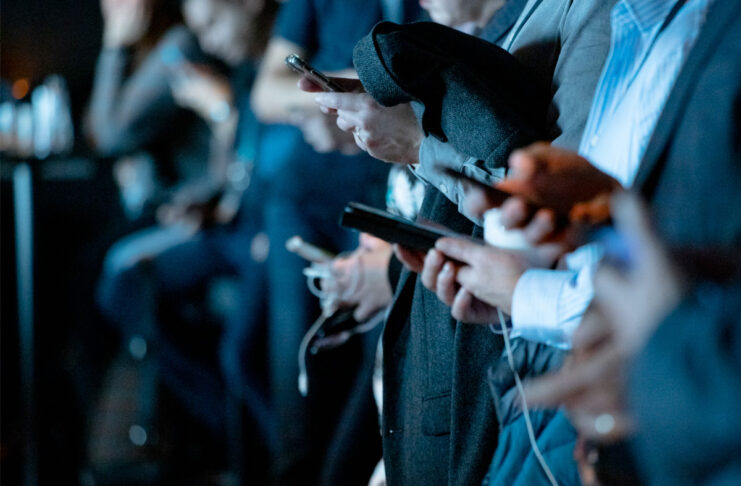 Metà degli adolescenti britannici ritiene di essere dipendente dai social media