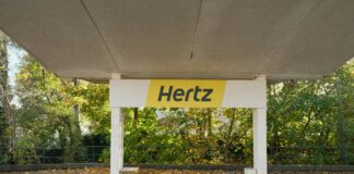 Hertz vende Tesla ed elettriche per comprare benzina e diesel