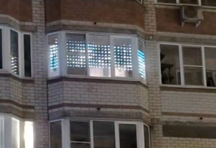 In Russia firmware modificato in tenda LED natalizia ha mostrato scritte che inneggiavano all'Ucraina