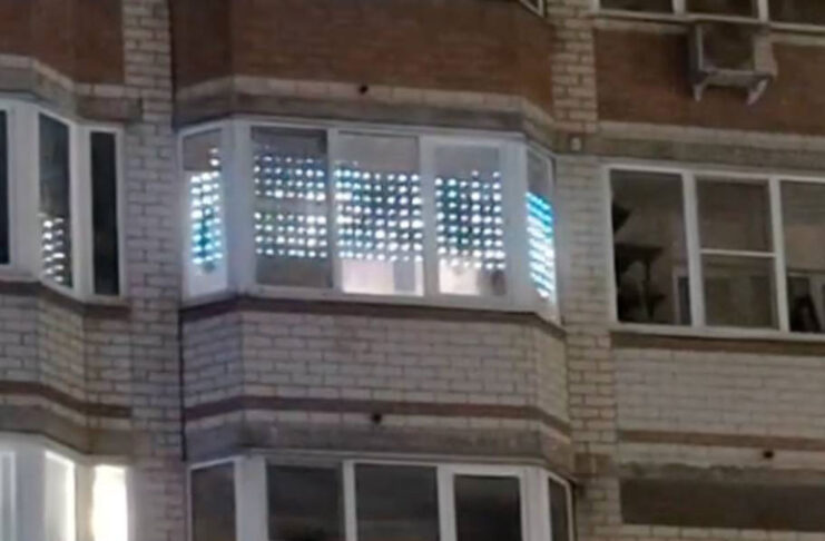 In Russia firmware modificato in tenda LED natalizia ha mostrato scritte che inneggiavano all'Ucraina