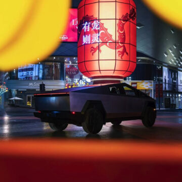 Cybetruck fa innamorare la Cina, tutti in fila per vederlo
