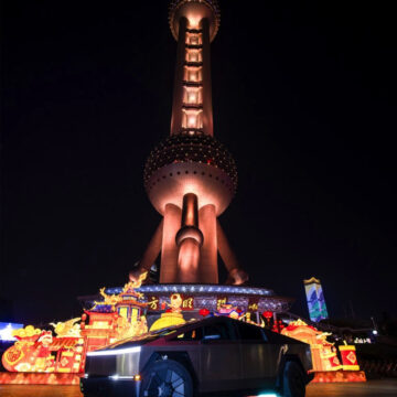 Cybetruck fa innamorare la Cina, tutti in fila per vederlo