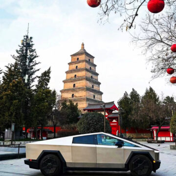 Cybetruck fa innamorare la Cina, tutti in fila per vederlo