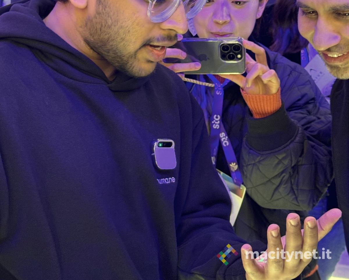 AI Pin MWC24 stand qualcomm settimio bis ico AI Pin MWC24 stand qualcomm settimio bis ico