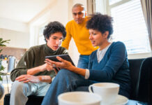 Confronto tra adolescenti e genitori su opportunità e rischi della AI e del digitale Opportunità e i rischi della civiltà digitale secondo adolescenti e genitori