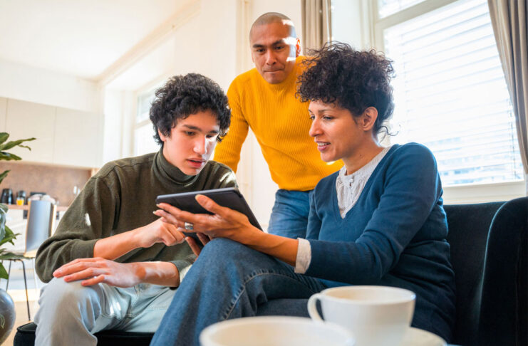 Opportunità e i rischi della civiltà digitale secondo adolescenti e genitori