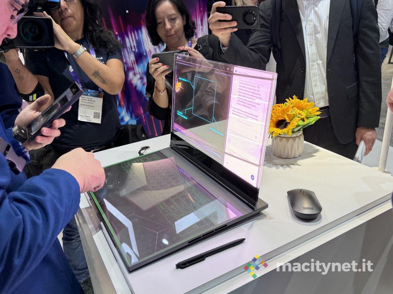 Lenovo trasparente portatile schermo MWC24 settimio 6