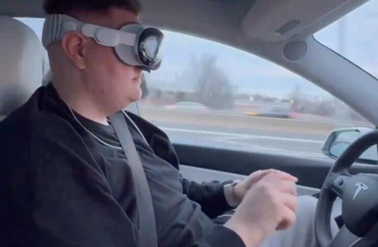 Non usate Apple Vision Pro su Tesla con Autopilot
