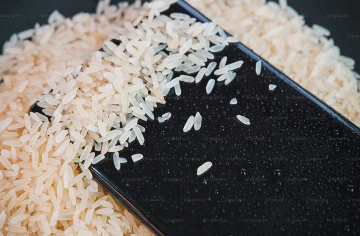 Se l'iPhone cade in acqua non serve a niente immergerlo nel riso