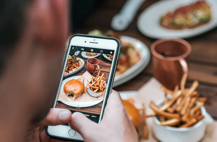 Sconnessi per un giorno, iniziativa per ritrovarsi a tavola senza i telefoni in mano