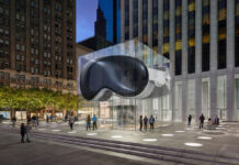 Enorme replica del Vision Pro all'ingresso dell'Apple Store Fifth Avenue