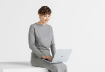 Microsoft ha presentato Surface Pro 10 e Surface Laptop 6 per aziende