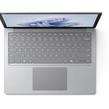 Microsoft ha presentato Surface Pro 10 e Surface Laptop 6 per aziende