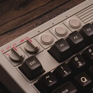 8BitDo, una tastiera per moderni computer ispirata al Commodore 64