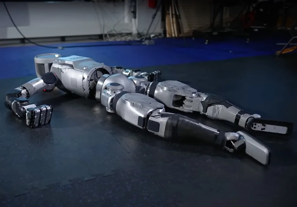 Boston Dynamics Atlas tutto elettrico dà lezioni di movimento