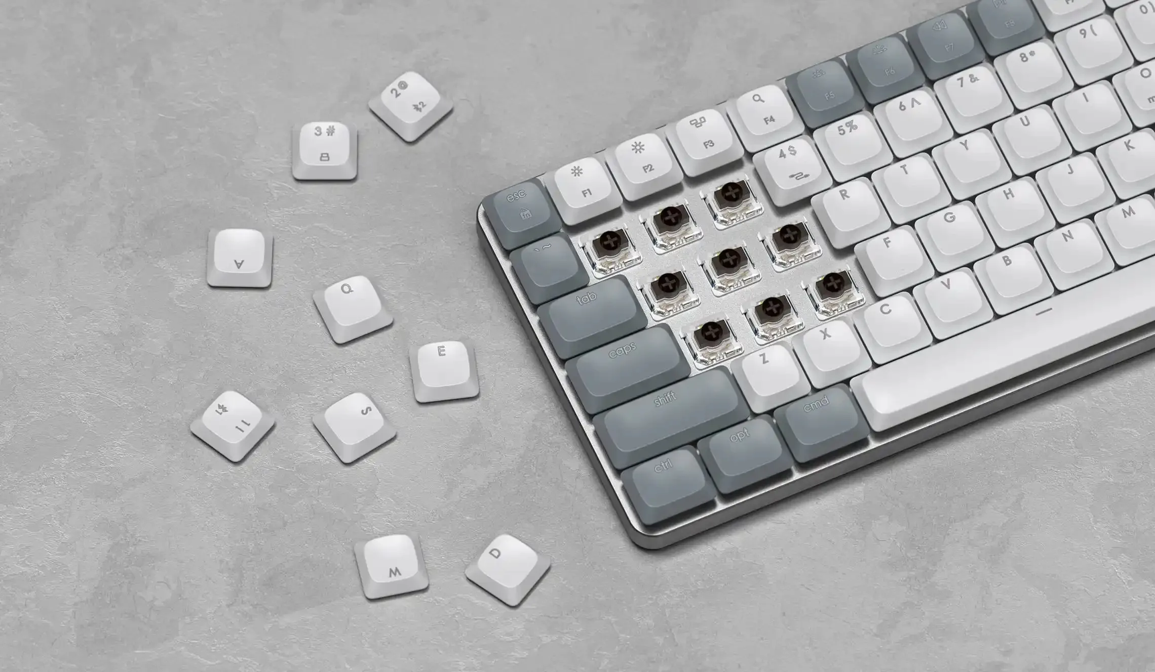 Satechi fa il bis e lancia tastiera meccanica e stand di ricarica Qi2