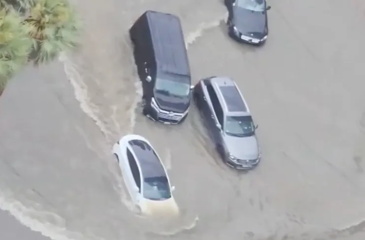 Le Tesla a Dubai superano alluvione e allagamenti, i video
