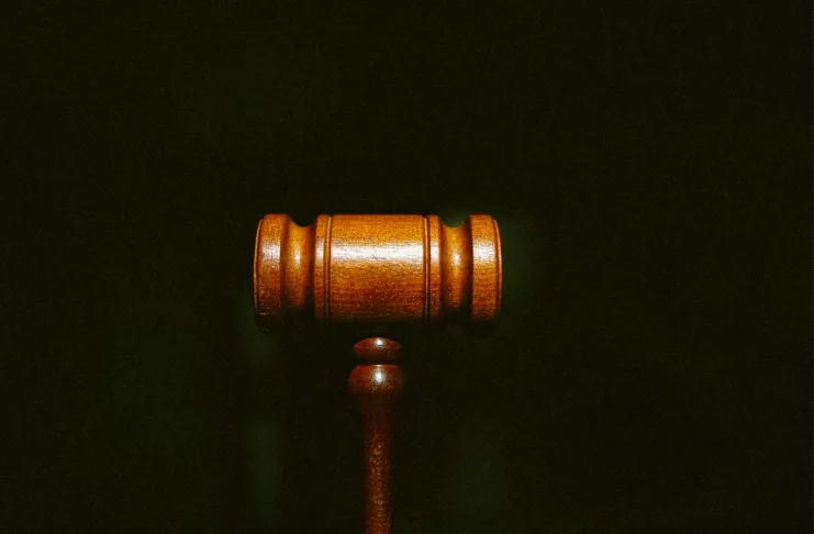 Giudice vieta uso di video migliorato con l'AI in processo per omicidio