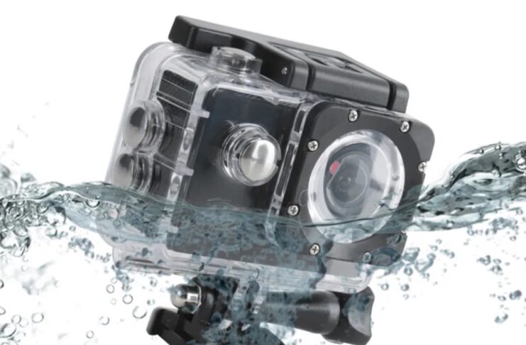 Action camera con cover subacquea e accessori a soli 22 €