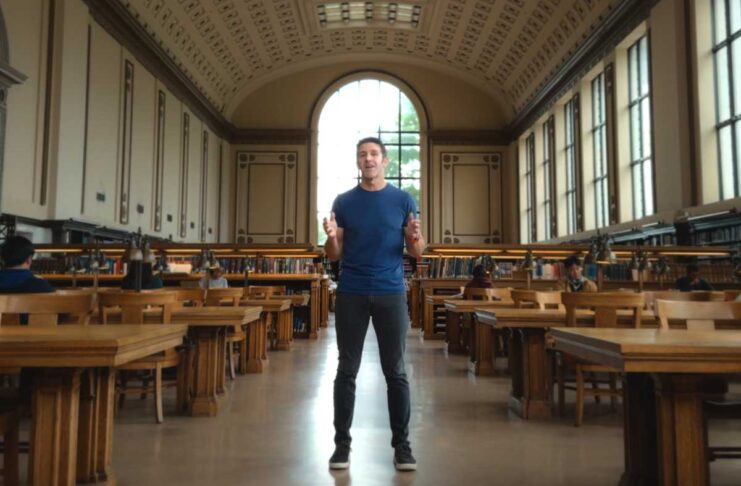 Chi è John Ternus, il papabile successore di Tim Cook