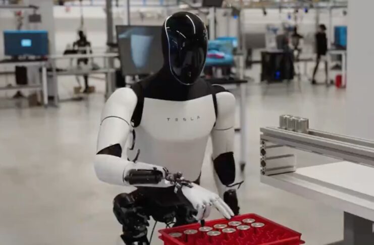 Tesla Optimus smista le batterie, impara nuovi lavori in fabbrica