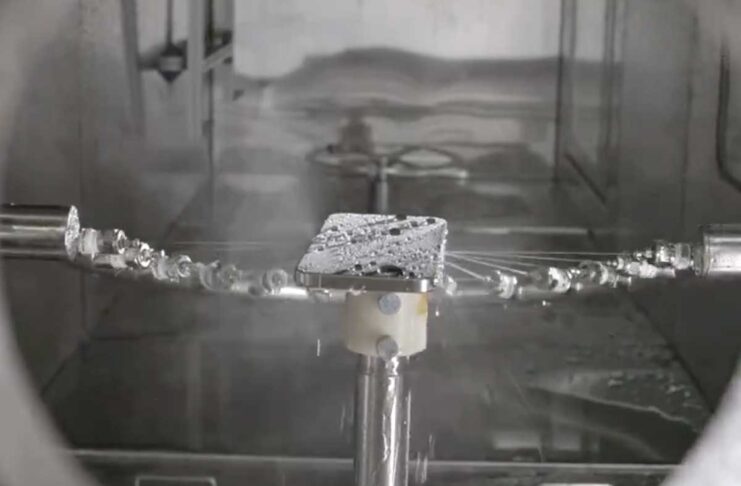 Apple mostra come effettua i test di durabilità su iPhone e altri prodotti