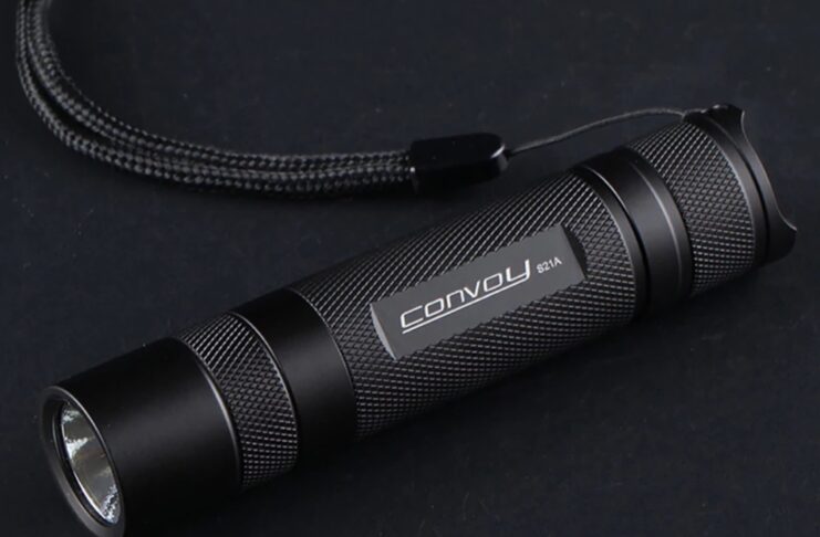 Convoy S21A, torcia LED con batteria sostituibile a 17 €