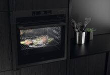 Tre forni connessi AEG della linea Matt Black per cotture perfette