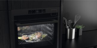 Tre forni connessi AEG della linea Matt Black per cotture perfette