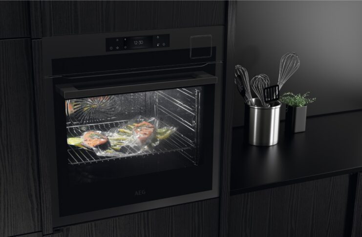 Tre forni connessi AEG della linea Matt Black per cotture perfette
