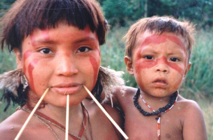 Tribù dell'Amazzonia collegata a internet diventata in poco tempo dipendente da social media e pornografia