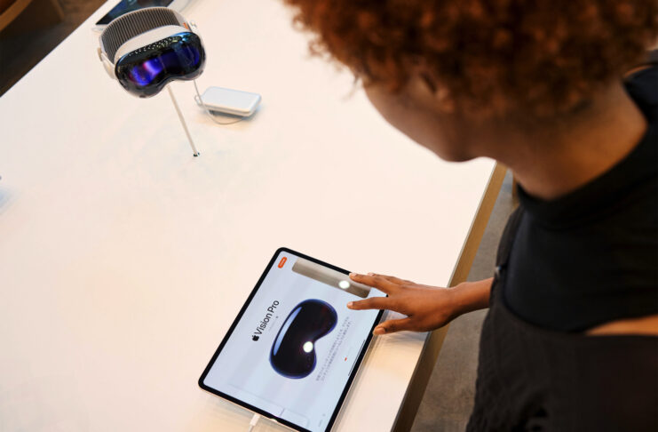 Cook, Vision Pro ti fa scendere lacrimuccia ma il prezzo non c'entra